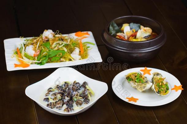 放置关于亚洲人海产食品和烤的陆蛤和洋葱和动物油脂,