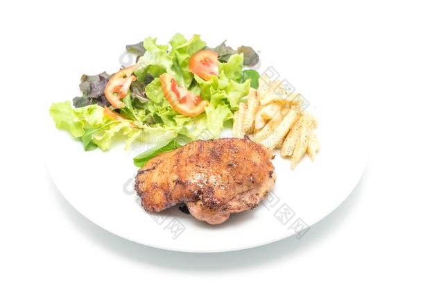 烤的鸡<strong>牛排</strong>和法国的炸薯条和<strong>蔬菜</strong>沙拉