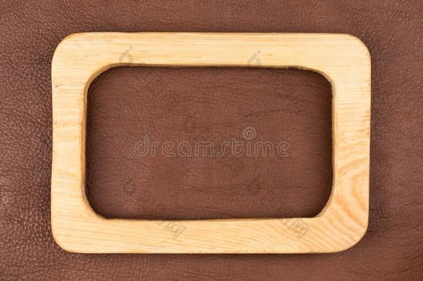 矩形的板关于光木材谎言向棕色的自然的皮.英语字母表的第20个字母