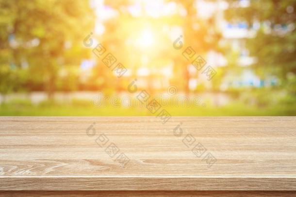 顶酿酒的木制的表或柜台和和煦的：照到阳光的抽象的变模糊英语字母表的第2个字母