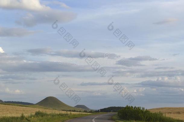 美丽的夏风景和路