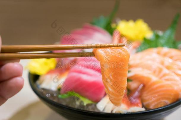 筷子和鲑<strong>鱼生鱼</strong>片和混合的刨切的<strong>鱼生鱼</strong>片向