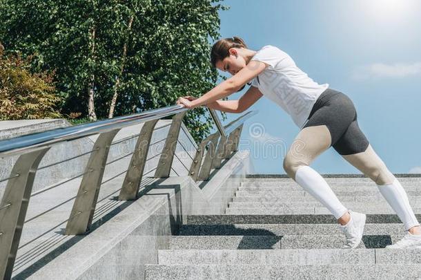 和煦的：照到阳光的夏一天.年幼的女人做伸练习户外的