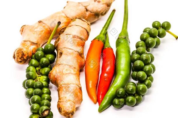 特写镜头关于新鲜的绿色的胡椒子,新鲜的姜黄和红辣椒Peru秘鲁