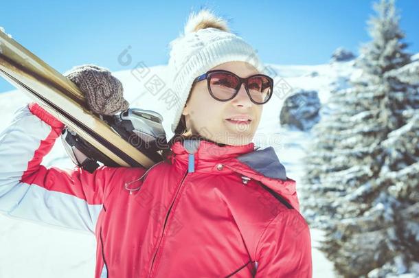 年幼的女人滑雪的人佃户租种的土地滑雪板起立采用w采用termounta采用s