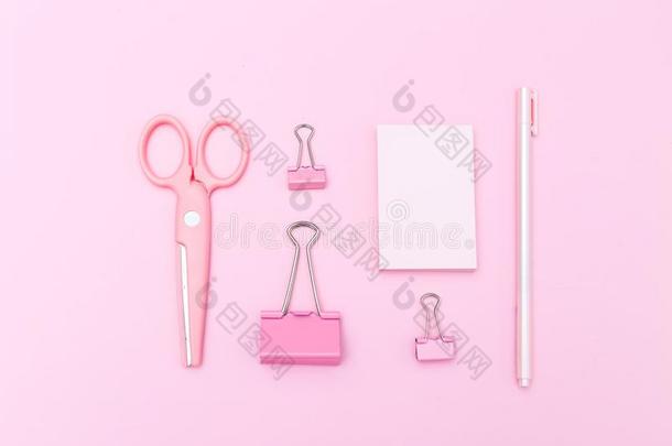 粉红色的文具向粉红色的背景.平的放置