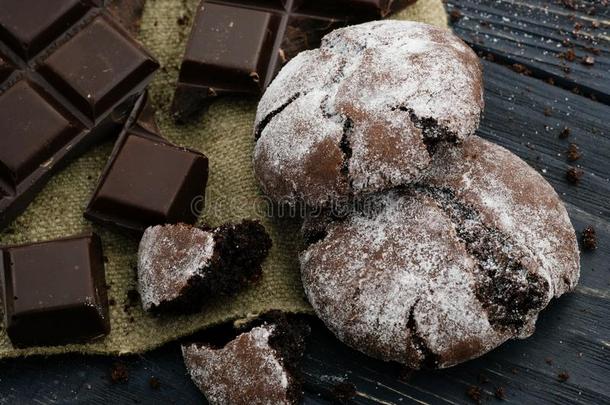 巧克力甜饼干和巧克力向木制的表和纺织品