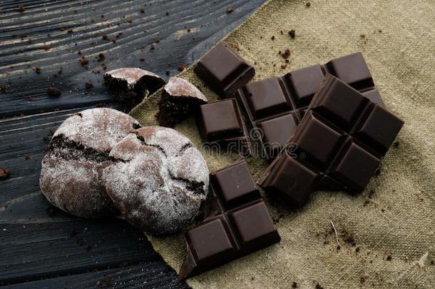 巧克力甜饼干和巧克力向木制的表和纺织品
