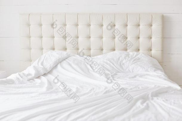 空的床和白色的软的<strong>羽绒被</strong>和没有人.宽敞的床room一