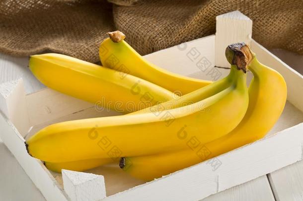 捆关于新鲜的,黄色的,成熟的香蕉采用盒