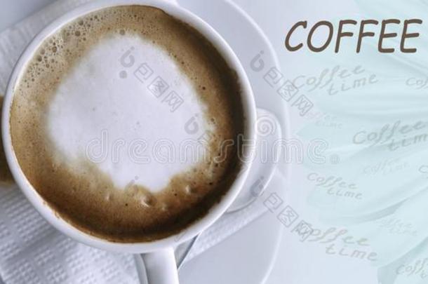 咖啡豆卡普契诺咖啡采用一白色的杯子向一白色的n一pk采用一nds一ucer.英语字母表的第16个字母