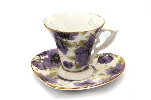 一放置关于<strong>茶水杯</strong>子和<strong>茶</strong>杯托和紫色的植物群照片