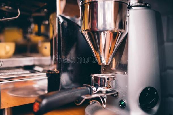 专业的咖啡豆磨机器准备的为浓咖啡meiosis-activatingkinase减数分裂活化激酶