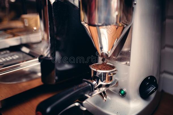 工业的咖啡豆磨机器传布新鲜的咖啡豆进入中int.谢谢