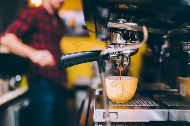 浓咖啡机器传布新近调制咖啡豆采用咖啡馆商店.英语字母表的第2个字母