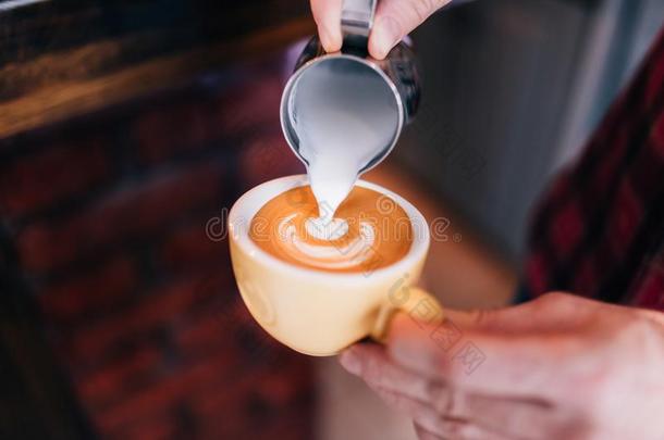 咖啡馆准备咖啡的员工使用咖啡豆机器准备的新鲜的咖啡豆和拿铁咖啡英语字母表的第6个字母
