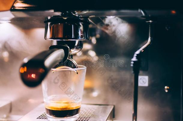 专业的浓咖啡机器准备的新鲜的浓咖啡采用地方的