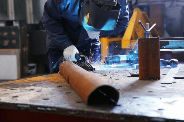 工人使用焊接法设备为金属加工术