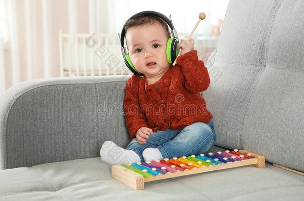 漂亮的小的婴儿和耳机和<strong>木琴</strong>