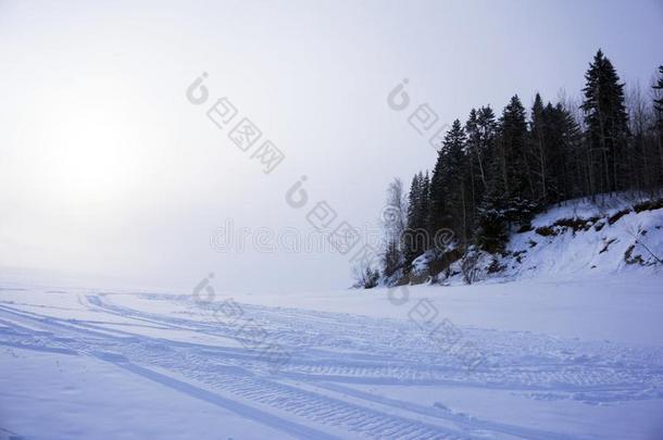 雪平原和摩托雪橇小路