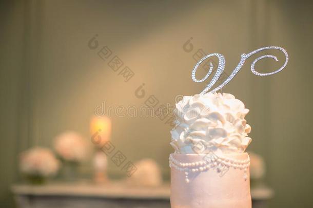 `英语字母表的第22个字母`婚礼蛋糕上层的东西向白色的和脸红蛋糕.