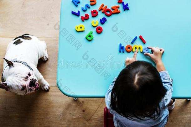 小孩演奏和照字母次序的玩具一次紧接在后的向宠物狗