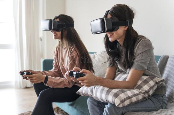 女人体验实质上的现实和VirtualReality虚拟现实戴在头上的耳机或听筒