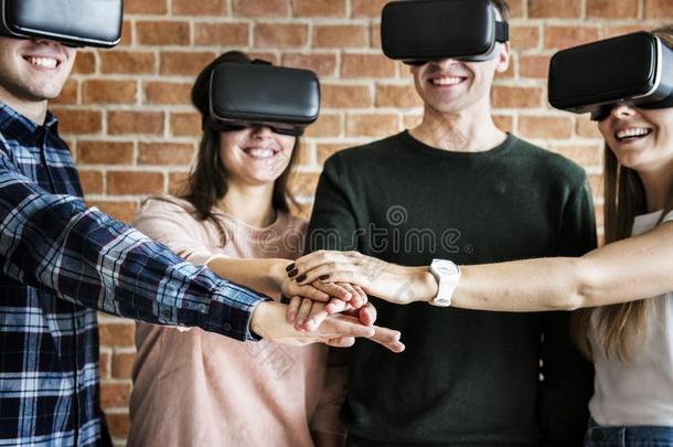 朋友令人难于忍受的向VirtualReality虚拟现实戴在头上的耳机或听筒和协力c向cept