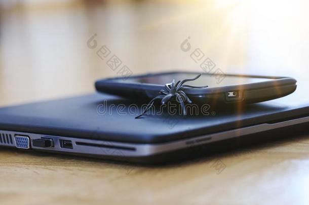 令人惊异的蜘蛛玩具采用行动向使逐步升级一蜂窝式便携无线电话.