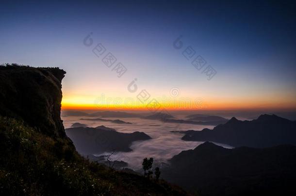 日出地点和指已提到的人山峰关于山和云景