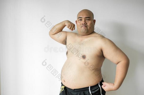 肥的男人,超重的男人和<strong>大</strong>的肚子向白色的背景采用SaoTomePrincipe圣多美和普林西比