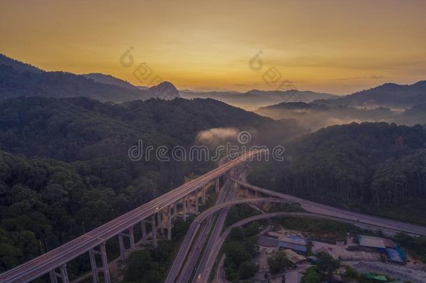 滑行旁道旁道公路在`滑行雪兰莪州`在的时候日出