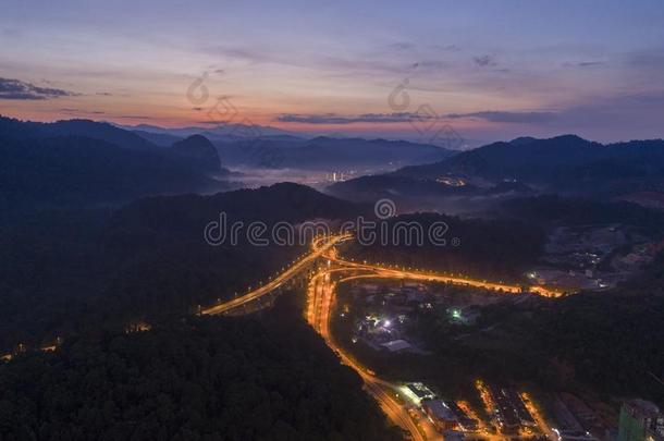 滑行旁道旁道公路在`滑行雪兰莪州`在的时候日出