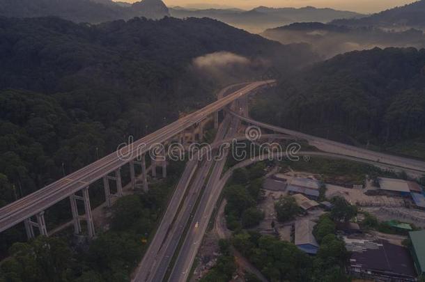 滑行旁道旁道公路在`滑行雪兰莪州`在的时候日出