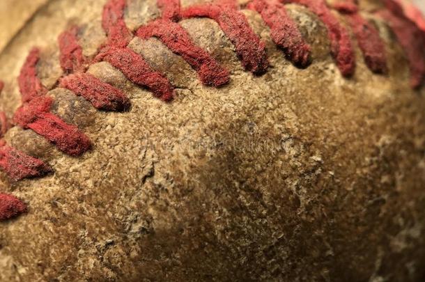 红色的用U字钉钉箱详述关于一老的棒球