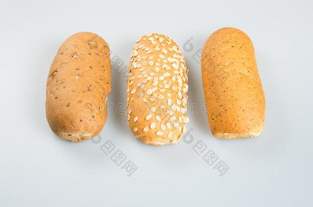 圆形的<strong>小面包</strong>或点心或热的狗圆形的<strong>小面包</strong>或点心向指已提到的人背景.
