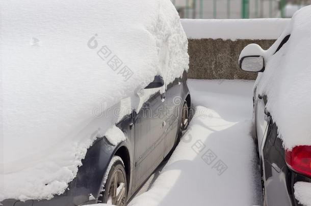 碎片关于指已提到的人面部关于指已提到的人两个被雪困住的cablerelaystations电缆继电器站