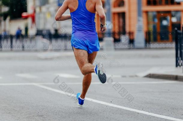 背赛跑者运动员采用蓝色运动装