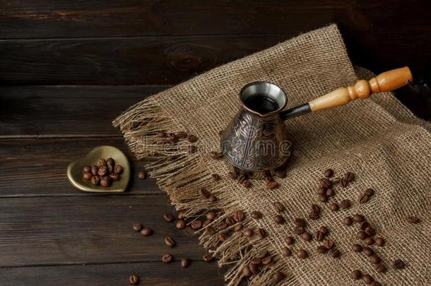 土耳其的咖啡豆荚和一木制的h一ndle