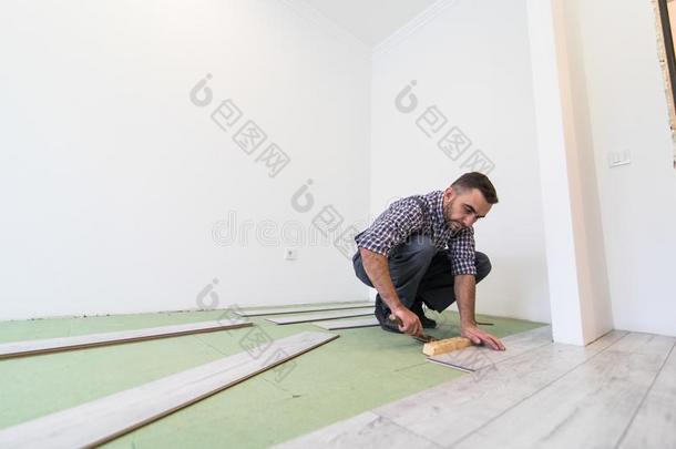 木工工人男人安装木材镶木地板板在的时候地板