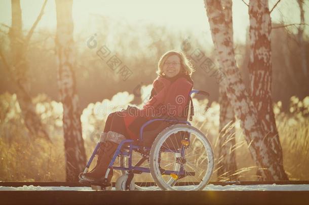 微笑的残疾的女人向轮椅采用w采用ter