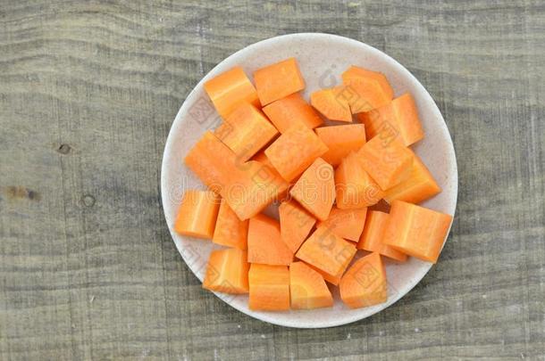 切立方形的东西关于胡萝卜采用盘子向木制的