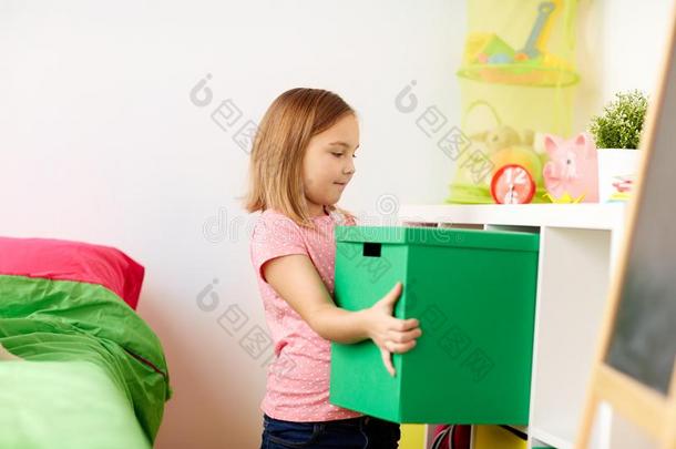 幸福的小的女孩和玩具盒在家