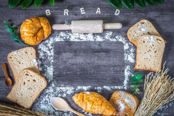 新近烘烤制作的美味的面包和羊角面包向一木制的操作面