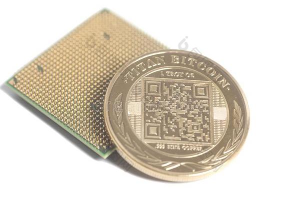 中央的处理单位中央处理器微晶片和金色的点对点基于网络的匿名数字货币