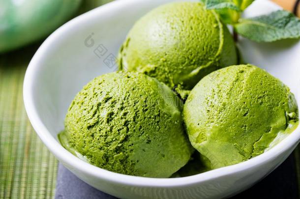 绿色的茶水日本抹茶冰乳霜铲采用白色的碗向一木制的b一ckg