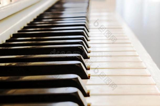 钢琴关-在上面,音乐的仪器.学习向比赛指已提到的人仪器
