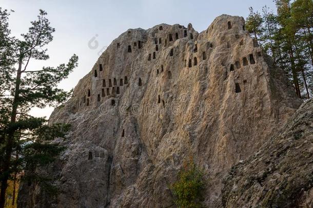 鹰岩石避难所采用罗多普mounta采用,保加利亚