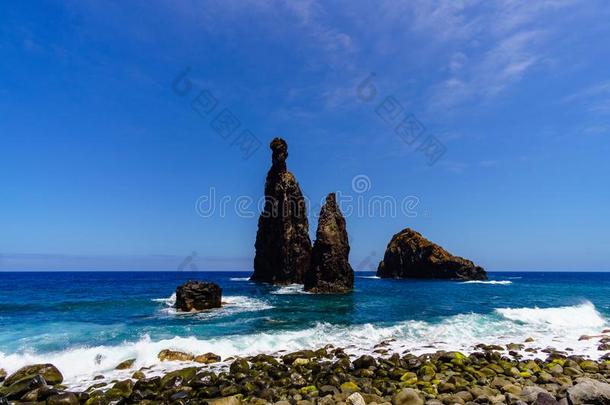 卵石海滩和多岩石的小岛关于指已提到的人里贝拉是珍妮拉,马德拉白葡萄酒