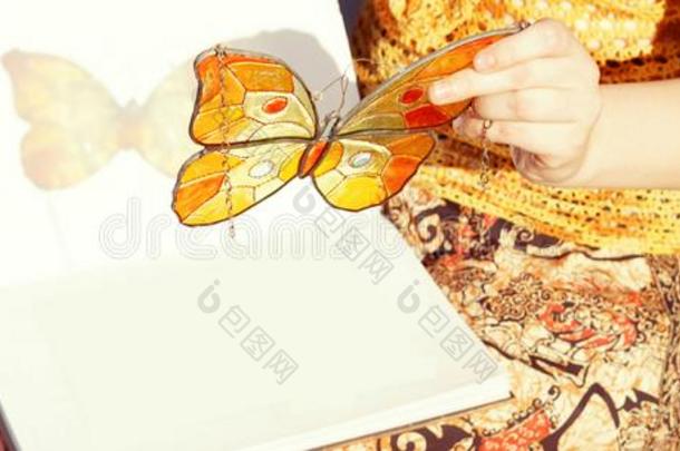 手工做的玷污的玻璃蝴蝶采用女人`英文字母表的第19个字母hand英文字母表的第19个字母,遮盖模板